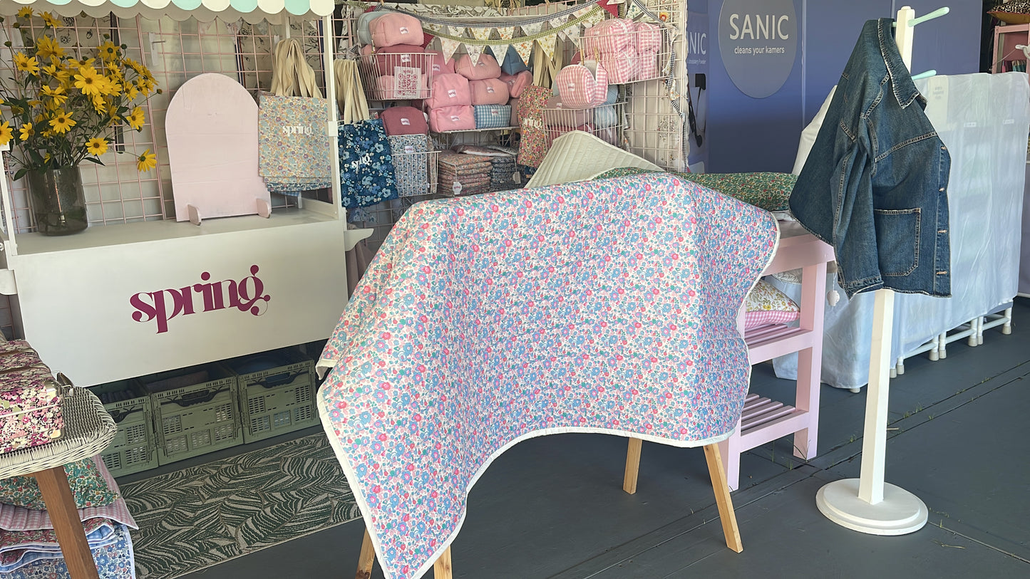 Single bed quilted throw